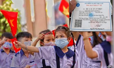 Tại sao có học sinh lớp 1 phải đóng BHYT tận 15 tháng?