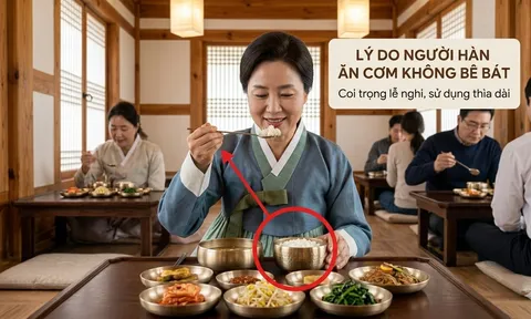 Tại sao người Hàn Quốc không bao giờ bưng bát lên khi ăn cơm?