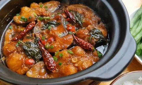 Thả nắm lá này vào nồi cá kho: Cá hết sạch mùi tanh, dễ mục xương, thịt chắc đậm đà