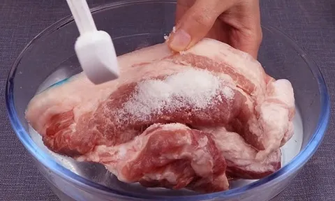 Thịt đông cứng như gạch: Thêm thứ này vào sẽ rã đông ngay, mềm tươi như mới
