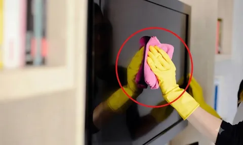 Mẹo vệ sinh màn hình tivi sạch bóng không còn một hạt bụi, không xước màn