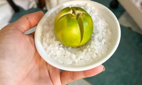Tại sao nhiều người thích để một đĩa chanh muối ở đầu giường?
