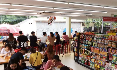 Chỉ có 1-2 nhân viên, tại sao cửa hàng tiện lợi vẫn bày cả chục bộ bàn ghế?