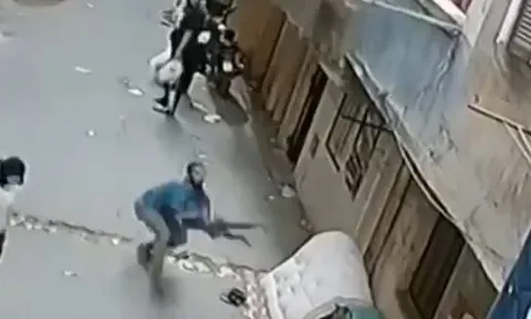 Người đàn ông phản xạ cực nhanh, dùng tay không đỡ bé trai 5 tuổi ngã khỏi ban công trong tích tắc