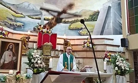 Cây thánh giá rơi khỏi tường, đập trúng đầu linh mục gây tử vong: Clip hiện trường thót tim