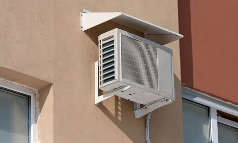 Cục nóng điều hoà để ngoài trời mưa nắng có cần che chắn không? Nhiều gia đình làm sai khiến máy nhanh hỏng, tốn điện hơn