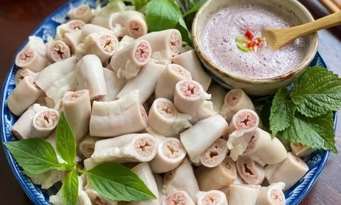 Luộc lòng lợn muốn trắng, giòn không hôi đừng chỉ cho hành, gừng: Cho thêm thứ này vào lòng ngon, giòn sần sật
