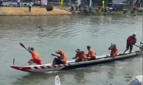 Clip: Vận động viên đua thuyền lao xuống sông trốn chạy sau khi bị khán giả "ném đá"