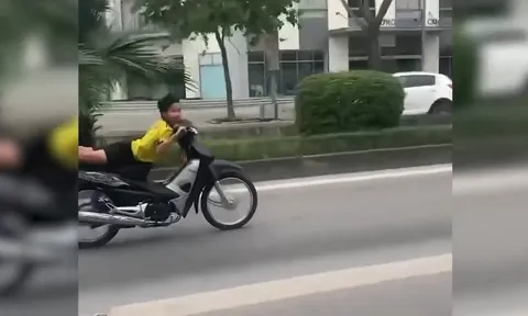 Clip: Nam thanh niên nằm trên yên xe máy lao vun vút trong làn đường BRT