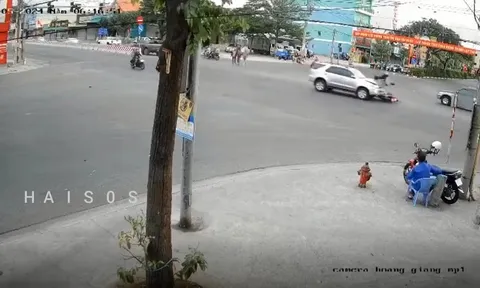 Clip: Vượt đèn đỏ, đôi nam nữ bị ô tô húc văng giữa ngã tư