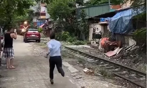 Clip: Bất cẩn đỗ sát đường ray, xe ô tô bị tàu hoả tông móp đầu