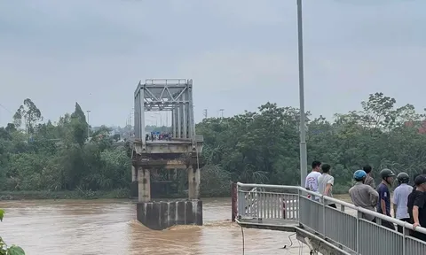 Clip: Khoảnh khắc ô tô tải rơi khi sập cầu Phong Châu