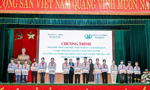 Cty CP XDHT Đại Phong trao hơn 2 tỷ đồng cho các học sinh có hoàn cảnh khó khăn và đạt giải cấp tỉnh trên địa bàn huyện Ý Yên