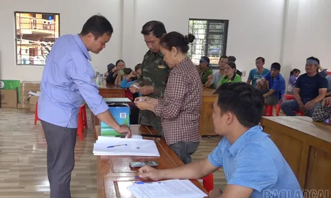 Niềm vui trong buổi bốc thăm chọn vị trí nhà mới của người dân làng Nủ