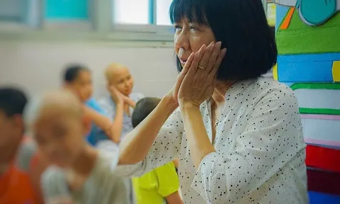 Cô giáo hơn một thập kỷ giữ gìn 1.500 cuốn vở của các học sinh chẳng biết mình còn bao nhiêu lần "thức dậy"