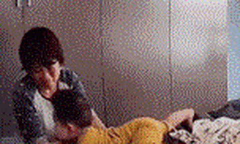 Kiểm tra camera, mẹ hoảng sợ trước hành động của bảo mẫu làm với con, lúc sau thì rơi lệ