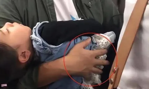 Người đàn ông bế bé gái trên tay không ngồi mà đứng suốt 1 tiếng trên tàu điện, biết lý do tất cả hành khách rơi lệ