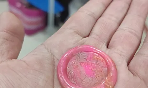 Con gái tiểu học khoe bài tập mỹ thuật ở lớp, bố chết lặng vì thứ đó quá nhạy cảm