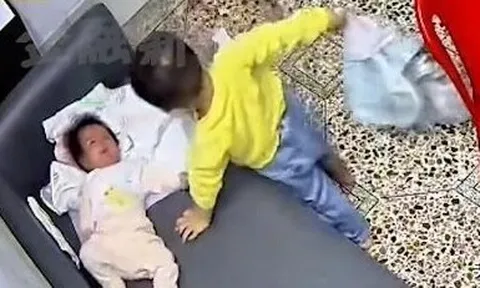 Mẹ nấu ăn để con trai 3 tuổi chơi với em sơ sinh, camera ghi lại hành động của đứa trẻ khiến người mẹ khiếp sợ