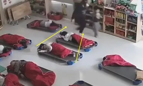 Bé trai mẫu giáo đang ngủ trưa liền bật dậy có hành động lạ với bạn, cô giáo vứt tất cả để ngăn lại