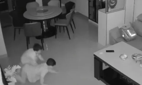 Kiểm tra camera trong nhà lúc sáng sớm, mẹ trẻ giật mình khi phát hiện 2 bóng người lén lút bò vào phòng khách