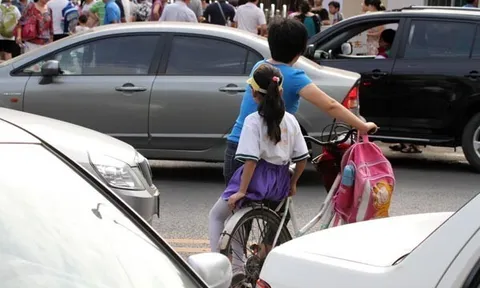 Cô gái Việt làm ở trường mầm non khu tài phiệt Hàn, choáng với cách xử lý của con nhà giàu khi hỏi "Con sẽ làm gì nếu bạn bị hỏng xe đạp"