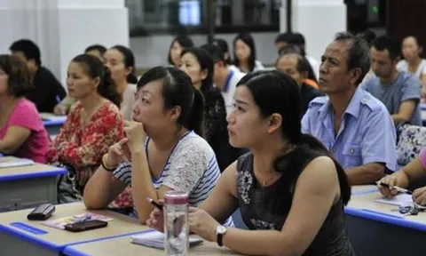 Đi họp phụ huynh đầu năm, tôi bị "soi” vì đứng lên phản đối để người giàu làm trưởng ban phụ huynh