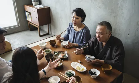 Bố chồng sai con dâu làm mâm cơm đãi khách, lúc dọn lên ai nấy đều bỏ về, mẹ chồng bật khóc