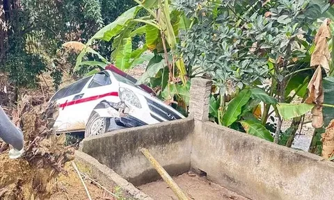 Xe cấp cứu gặp nạn trên đường chở thi thể nữ sinh bị tai nạn tử vong về nhà