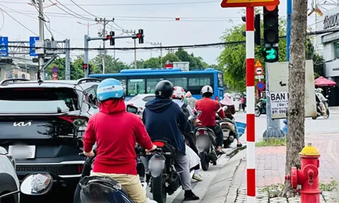 Từ 2025, tài xế xe máy có thể bị phạt đến 14 triệu đồng nếu dừng đèn đỏ mà không để ý việc này