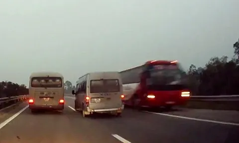 Xe khách không bằng lái chở 25 người còn đi ngược chiều cao tốc, tài xế và chủ xe bị phạt hơn 100 triệu đồng