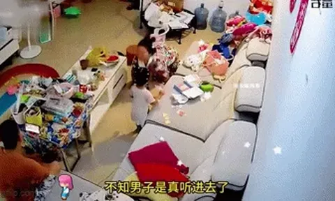 Chồng đi tắm lúc nào cũng "quên" đóng cửa, vợ làm một chuyện khiến nhiều người xót xa