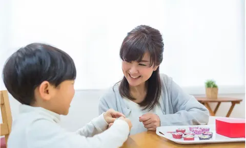 Chị chồng thương cháu như con, bố chồng gọi điện chỉ vì… một món quà