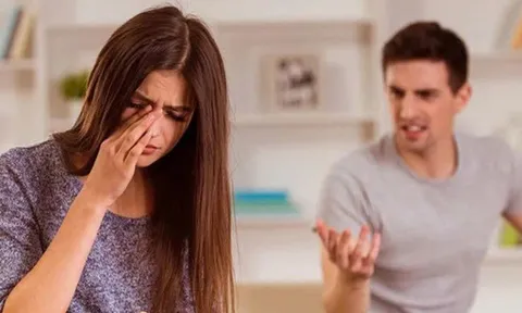 Tôi mang kỷ vật người cũ vào phòng tân hôn, chồng phát hiện và tuần trăng mật đổ vỡ