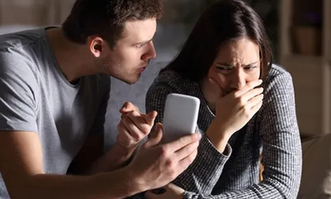 Một dòng tin khuyến mãi bất ngờ khiến người chồng lần ra sự phản bội của vợ tại nhà