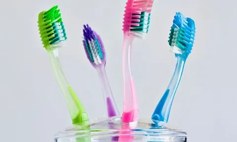 Giật mình sự thật về bàn chải đánh răng: Bạn có đang “đánh” vi khuẩn vào miệng mỗi ngày?
