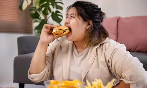"Ăn trả đũa" người yêu cũ, cô gái 21 tuổi suýt vỡ dạ dày vì nuốt 4kg đồ ăn
