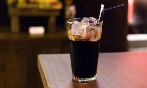 Uống cà phê đá giữa trưa nắng, cô gái không ngờ điều xảy ra sau đó