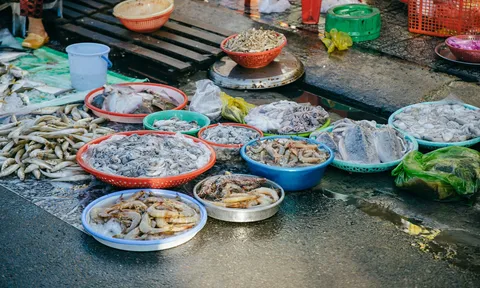 Ra chợ mua hải sản: Đừng để mất tiền vì những chiêu trò "nhìn thì tươi, ăn thì tiếc"