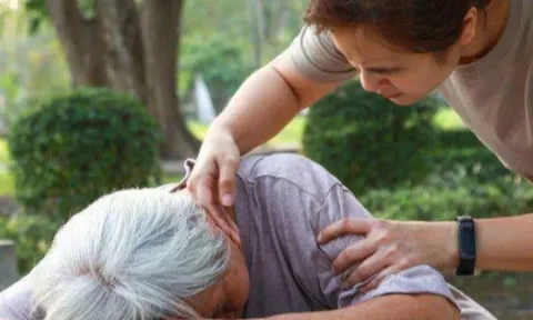 Chỉ vì “vận động cho tiêu cơm”, người phụ nữ đột tử ngay sau bữa trưa: Bác sĩ cảnh báo “thà ngồi yên còn hơn”