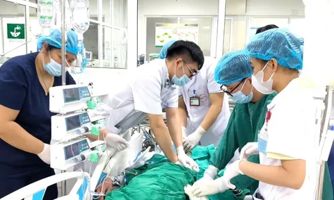 Toàn thân tím tái, phải thở máy sau bữa ăn quen thuộc với thịt lợn sống