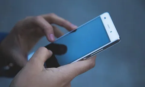 Đang dùng điện thoại, nữ sinh 20 tuổi bỗng tê tay rồi đột quỵ