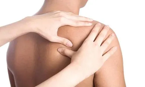 Vợ xoa bóp cổ giúp chồng thư giãn, ai ngờ khiến anh nhập viện vì đột quỵ não