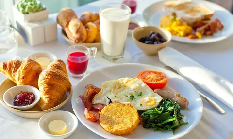 Tưởng bổ lại thành hại: 5 món ăn sáng cần tránh xa