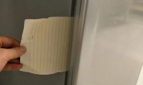 Chỉ cần một tờ giấy, phát hiện ngay tủ lạnh gây hao điện âm thầm