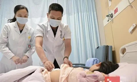 Bé gái 8 tuổi không thể đứng thẳng, bác sĩ tiết lộ lý do khiến cha mẹ đau đớn tự trách