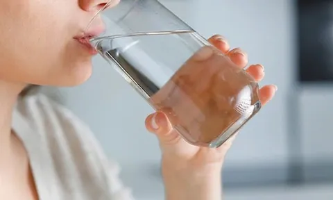 Uống bao nhiêu nước mỗi ngày để để thận không “kêu cứu”?