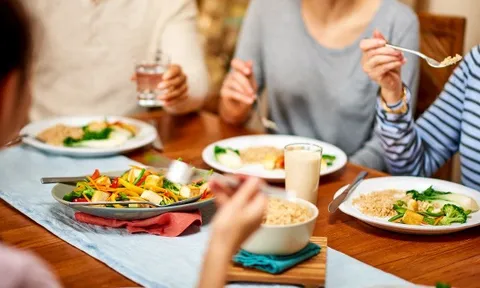 Thời điểm vàng để ăn tối, giúp bạn giữ dáng và ngừa bệnh tật