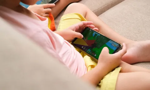 Nghỉ hè với điện thoại 10 tiếng/ngày, bé trai nhập viện vì gan nhiễm mỡ