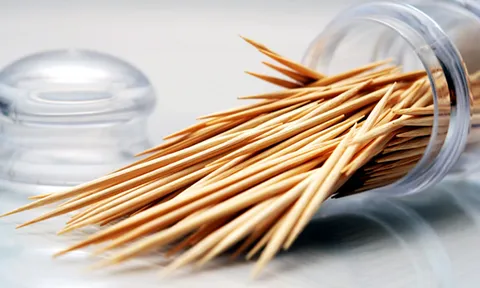 Giẫm phải cây tăm xỉa răng, người đàn ông suýt mất cả bàn chân